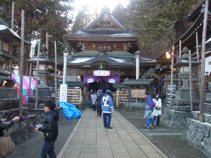 北向観音の正月の本堂前